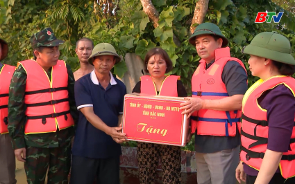 B&iacute; thư Tỉnh uỷ thăm, tặng qu&agrave; người d&acirc;n bị ảnh hưởng bởi mưa lũ 