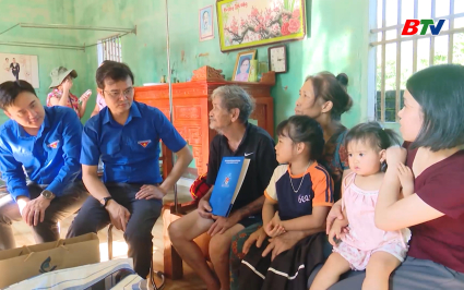 B&iacute; thư thứ nhất Trung ương Đo&agrave;n thăm hỏi, tặng qu&agrave; b&agrave; con v&ugrave;ng lũ