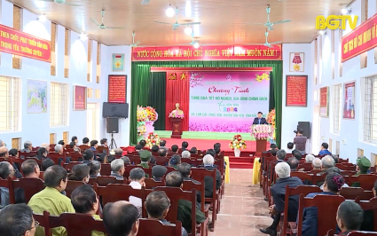 B&iacute; thư Tỉnh ủy dự chương tr&igrave;nh trao qu&agrave; Tết tại T&acirc;n Y&ecirc;n