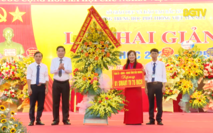 B&iacute; thư Tỉnh ủy dự khai giảng tại trường THPT Việt Y&ecirc;n số 1