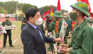 B&iacute; thư Tỉnh ủy dự Lễ giao nhận qu&acirc;n tại huyện T&acirc;n Y&ecirc;n