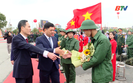 B&iacute; thư Tỉnh ủy dự lễ giao qu&acirc;n v&agrave; động vi&ecirc;n t&acirc;n binh tại điểm giao nhận qu&acirc;n số 10 