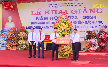 B&iacute; thư Tỉnh ủy dự lễ khai giảng tại Y&ecirc;n Dũng
