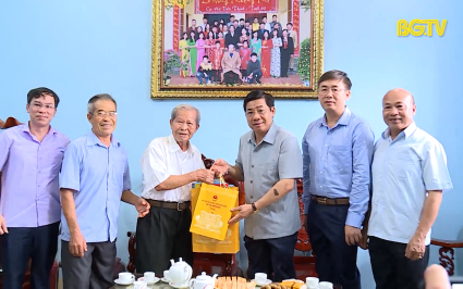 B&iacute; thư Tỉnh ủy Dương Văn Th&aacute;i thăm, tặng qu&agrave; gia đ&igrave;nh liệt sĩ, người c&oacute; c&ocirc;ng