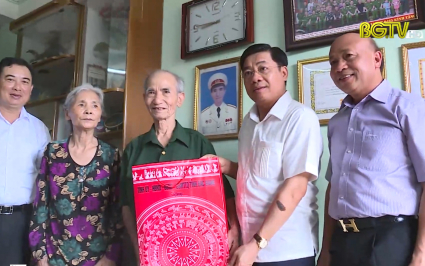 B&iacute; thư Tỉnh ủy Dương Văn Th&aacute;i thăm, tặng qu&agrave; thương binh, gia đ&igrave;nh liệt sĩ