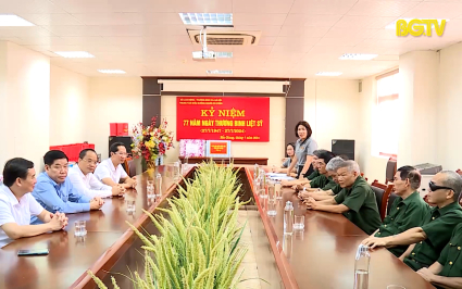 B&iacute; thư Tỉnh ủy Nguyễn Văn Gấu thăm, tặng qu&agrave; người c&oacute; c&ocirc;ng ti&ecirc;u biểu