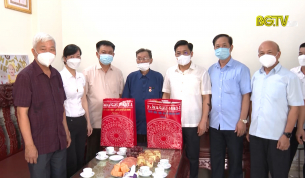 B&iacute; thư Tỉnh ủy tặng qu&agrave; người cao tuổi huyện Lạng Giang