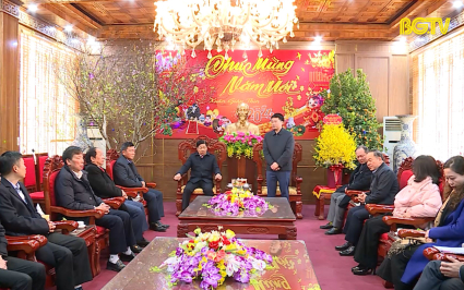 B&iacute; thư tỉnh ủy thăm, ch&uacute;c Tết, tặng qu&agrave; hộ ngh&egrave;o Sơn Động 