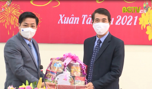 B&iacute; thư tỉnh ủy thăm, động vi&ecirc;n hoạt động ng&acirc;n h&agrave;ng