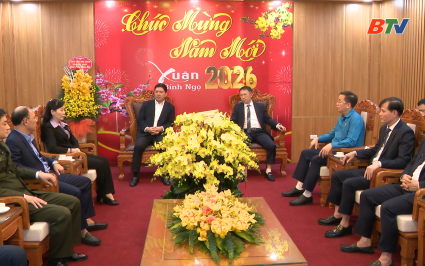 B&iacute; thư Tỉnh uỷ thăm, tặng qu&agrave; c&ocirc;ng nh&acirc;n lao động kh&ocirc;ng về qu&ecirc; đ&oacute;n Tết