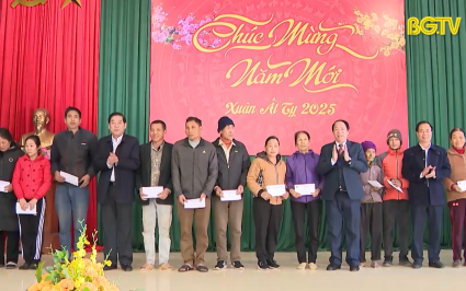 B&iacute; thư Tỉnh ủy thăm, tặng qu&agrave; hộ ch&iacute;nh s&aacute;ch, hộ ngh&egrave;o