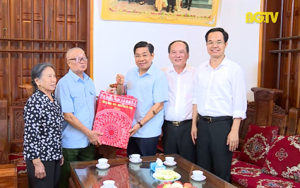 B&iacute; thư Tỉnh ủy thăm, tặng qu&agrave; người cao tuổi v&agrave; trẻ em tại Y&ecirc;n Thế  