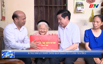 B&iacute; thư Tỉnh ủy thăm, tặng qu&agrave; người c&oacute; c&ocirc;ng ti&ecirc;u biểu