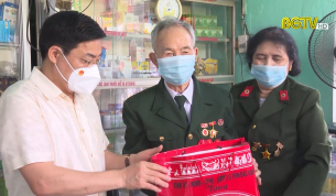 B&iacute; thư Tỉnh ủy thăm, tặng qu&agrave; người c&oacute; c&ocirc;ng ti&ecirc;u biểu TP Bắc Giang