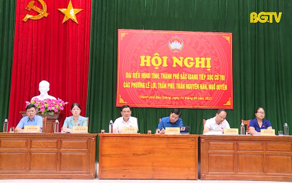 B&iacute; thư Tỉnh uỷ Dương Văn Th&aacute;i tiếp x&uacute;c cử tri TP. Bắc Giang