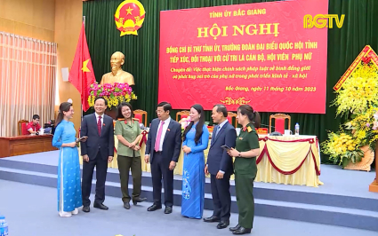 B&iacute; thư Tỉnh ủy tiếp x&uacute;c, đối thoại với cử tri l&agrave; c&aacute;n bộ, hội vi&ecirc;n phụ nữ