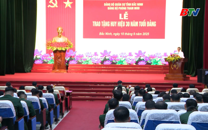 Đảng bộ Qu&acirc;n sự tỉnh trao Huy hiệu 30 năm tuổi Đảng cho Chỉ huy trưởng Bộ Chỉ huy Qu&acirc;n sự tỉnh