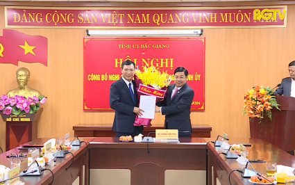 B&iacute; thư Tỉnh ủy trao Nghị quyết của BTV Tỉnh ủy tại Hội N&ocirc;ng d&acirc;n tỉnh