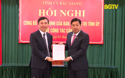 B&iacute; thư Tỉnh ủy trao Quyết định c&ocirc;ng t&aacute;c c&aacute;n bộ tại huyện ủy Hiệp H&ograve;a