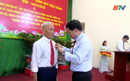 B&iacute; thư Tỉnh ủy trao tặng huy hiệu Đảng tại phường Hạp Lĩnh