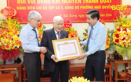  Trao Huy hiệu 80 năm tuổi Đảng cho đ&ocirc;̀ng chí Nguy&ecirc;̃n Thanh Qu&acirc;́t