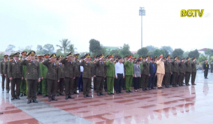 Bộ C&ocirc;ng an d&acirc;ng hương tại Khu lưu niệm 6 điều B&aacute;c Hồ dạy C&ocirc;ng an nh&acirc;n d&acirc;n