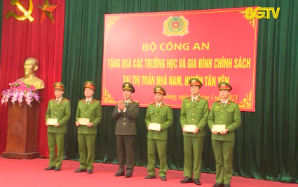Bộ C&ocirc;ng an tặng qu&agrave; tại T&acirc;n Y&ecirc;n 