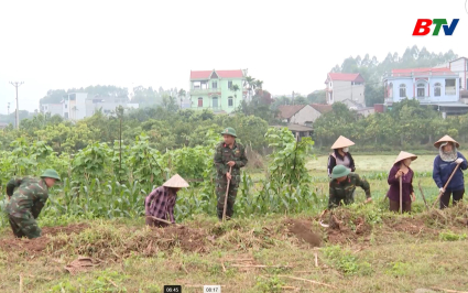 Bộ đội nỗ lực gi&uacute;p d&acirc;n khắc phục hậu quả thi&ecirc;n tai