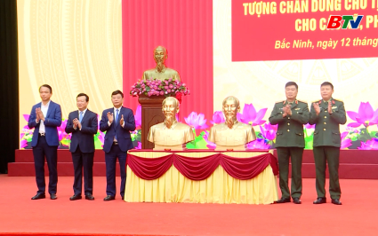 Bộ Quốc ph&ograve;ng trao tặng tượng ch&acirc;n dung Chủ tịch Hồ Ch&iacute; Minh cho c&aacute;c x&atilde;, phường tr&ecirc;n địa b&agrave;n tỉnh 