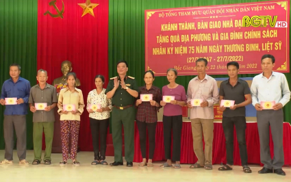 Bộ Tổng tham mưu b&agrave;n giao nh&agrave; đại đo&agrave;n kết v&agrave; tặng qu&agrave; gia đ&igrave;nh ch&iacute;nh s&aacute;ch