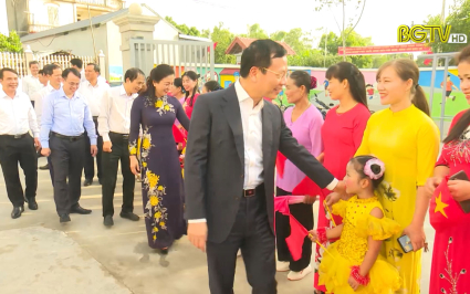 Bộ trưởng Bộ Th&ocirc;ng tin v&agrave; Truyền th&ocirc;ng dự ng&agrave;y hội đo&agrave;n kết tại Việt Y&ecirc;n