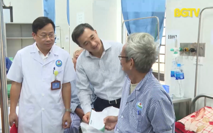 Bộ Y tế thăm tặng qu&agrave; c&aacute;n bộ y b&aacute;c sĩ v&agrave; người d&acirc;n bị ảnh hưởng mưa lũ 