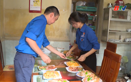 Bữa cơm tri &acirc;n, gửi trọn tấm l&ograve;ng của thế hệ trẻ 
