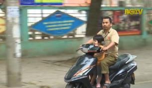 Nhiều trẻ em kh&ocirc;ng được đội mũ bảo hiểm khi ngồi tr&ecirc;n xe m&ocirc; t&ocirc;