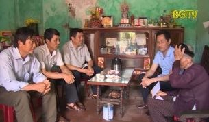 Trao tiền ủng hộ quỹ "Tấm l&ograve;ng v&agrave;ng"