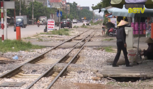 Nguy cơ TNGT từ những lối đi tự mở v&agrave; đường ngang qua đường sắt