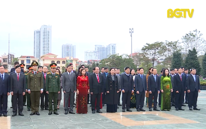 C&aacute;c đồng ch&iacute; l&atilde;nh đạo tỉnh Bắc Giang viếng Đ&agrave;i tưởng niệm anh h&ugrave;ng liệt sĩ