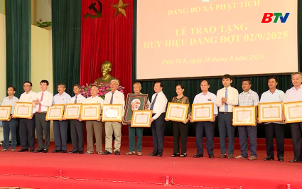 C&aacute;c địa phương tổ chức trao Huy hiệu Đảng đợt 2/9 