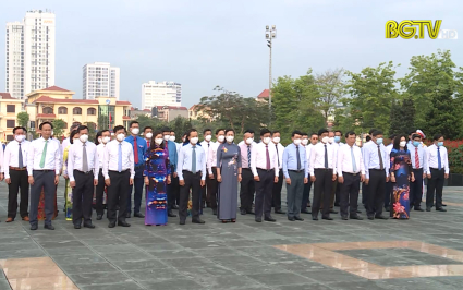 C&aacute;c đồng ch&iacute; l&atilde;nh đạo tỉnh Bắc Giang viếng Đ&agrave;i tưởng niệm c&aacute;c anh h&ugrave;ng liệt sĩ 