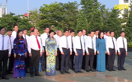 C&aacute;c đồng ch&iacute; l&atilde;nh đạo tỉnh viếng c&aacute;c anh h&ugrave;ng liệt sĩ nh&acirc;n kỷ niệm 78 năm Quốc kh&aacute;nh 2/9