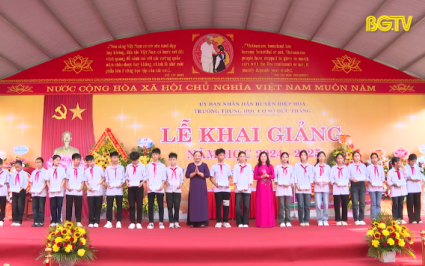 C&aacute;c đồng ch&iacute; l&atilde;nh đạo tỉnh dự khai giảng năm học mới tại một số địa phương 