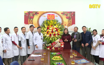 C&aacute;c đồng ch&iacute; l&atilde;nh đạo tỉnh tặng qu&agrave; nh&acirc;n dịp Tết Nguy&ecirc;n đ&aacute;n Gi&aacute;p Th&igrave;n 2024