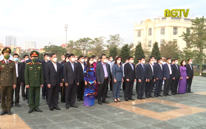 C&aacute;c đồng ch&iacute; l&atilde;nh đạo tỉnh viếng Đ&agrave;i tưởng niệm c&aacute;c anh h&ugrave;ng liệt sỹ v&agrave; d&acirc;ng hoa tại tượng đ&agrave;i Ng&ocirc; Gia Tự