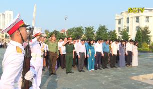 L&atilde;nh đạo tỉnh viếng Đ&agrave;i tưởng niệm c&aacute;c Anh h&ugrave;ng Liệt sĩ