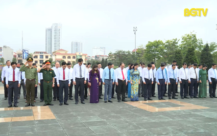 C&aacute;c đồng ch&iacute; LĐ tỉnh Bắc Giang viếng Đ&agrave;i tưởng niệm c&aacute;c Anh h&ugrave;ng Liệt sỹ 