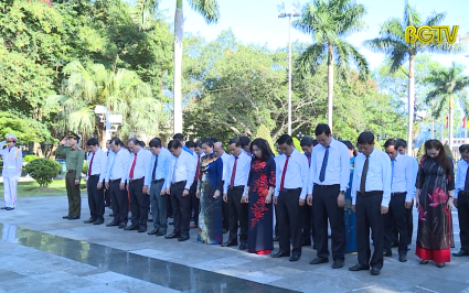 L&atilde;nh đạo tỉnh viếng Đ&agrave;i tưởng niệm c&aacute;c Anh h&ugrave;ng Liệt sỹ nh&acirc;n kỷ niệm 75 năm ng&agrave;y Thương binh Liệt sỹ 27/7