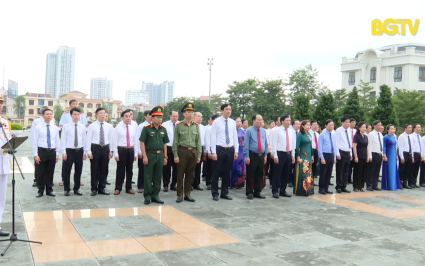 C&aacute;c đồng ch&iacute; l&atilde;nh đạo tỉnh viếng Đ&agrave;i tưởng niệm c&aacute;c Anh h&ugrave;ng Liệt sỹ