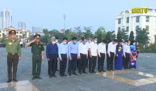 C&aacute;c đồng ch&iacute; l&atilde;nh đạo tỉnh viếng Đ&agrave;i tưởng niệm c&aacute;c anh h&ugrave;ng liệt sỹ
