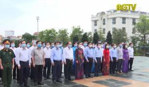 C&aacute;c đồng ch&iacute; l&atilde;nh đạo tỉnh viếng Đ&agrave;i tưởng niệm c&aacute;c anh h&ugrave;ng liệt sỹ nh&acirc;n kỉ niệm 46 năm Ng&agrave;y giải ph&oacute;ng miền Nam thống nhất đất nước