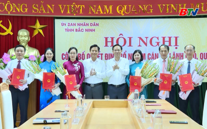 C&aacute;c đồng ch&iacute; l&atilde;nh đạo trao quyết định bổ nhiệm 
